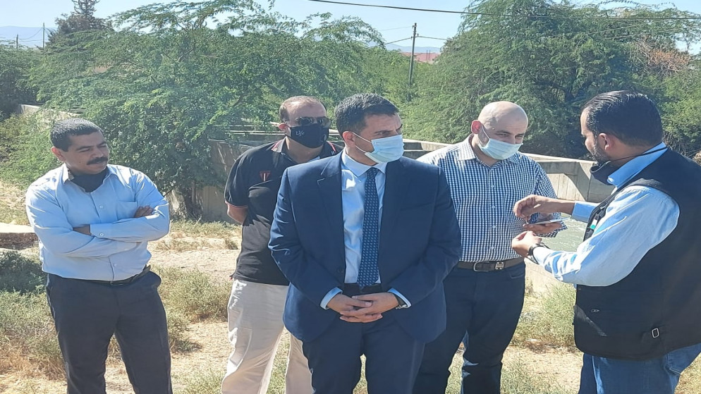وزير المياه معتصم سعيدان خلال جولة تفقدية لمصادر مائية رئيسية مزودة لمياه الري ومياه الشرب. (وزارة المياه))