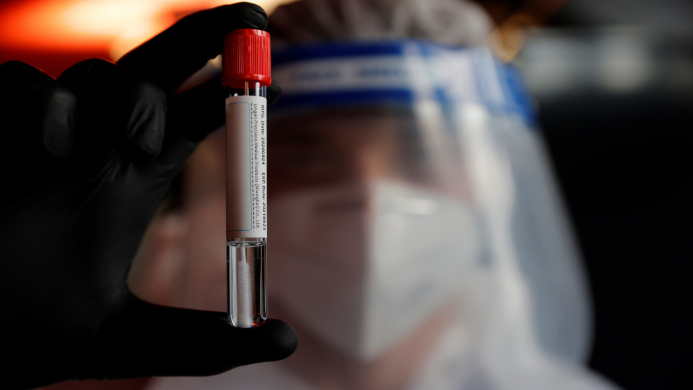 أنبوب اختبار الكشف عن فيروس كورونا في موقع اختبار مؤقت في ليل في فرنسا، 15 تشرين الأول/أكتوبر. (رويترز)