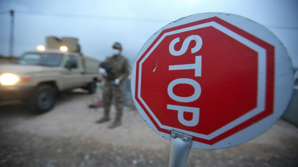دورية تابعة للقوات المسلحة الأردنية على مداخل قرية في إربد تم عزلها لمنع انتشار فيروس كورونا في إربد. (الصورة أرشيفية. صلاح ملكاوي / المملكة)
