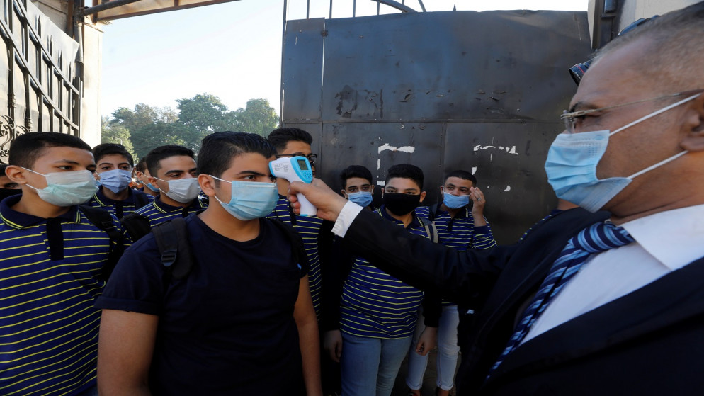 طلاب يرتدون كمامات، يحضرون اليوم الأول في مدرسة السعيدية، بعد أشهر من الإغلاق بسبب تفشي الفيروس في القاهرة، مصر، 17 تشرين الأول/ أكتوبر 2020. (رويترز)