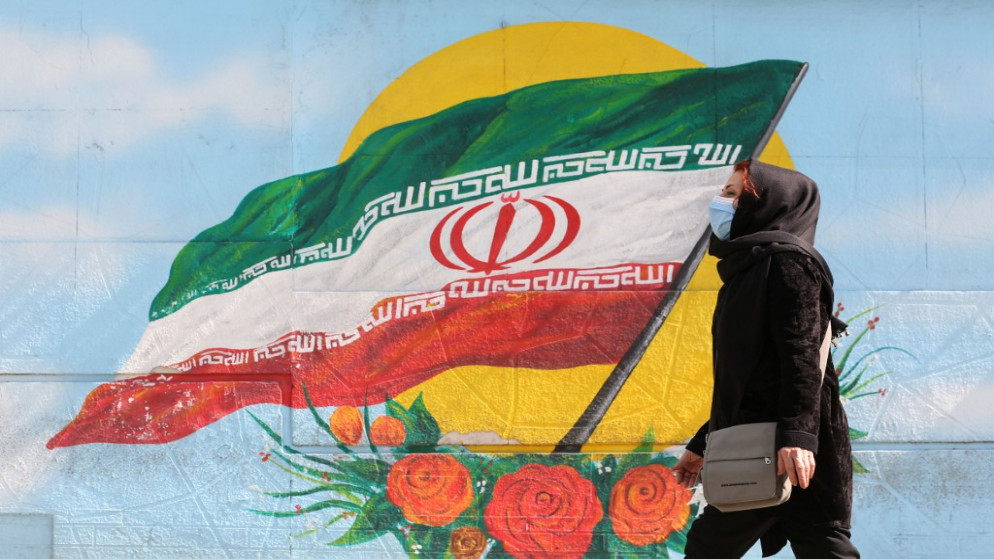 امرأة إيرانية ترتدي كمامة للوجه كإجراء احترازي من جائحة فيروس كورونا، في العاصمة الإيرانية طهران، 14 أكتوبر / تشرين الأول 2020. (أ ف ب)