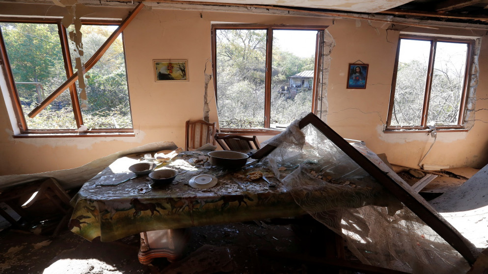 منظر داخلي يُظهر منزلاً مدمراً في أعقاب القصف الأخير على مستوطنة شوش في سياق نزاع عسكري على منطقة ناغورنو كاراباخ ، 17 تشرين الأول/أكتوبر 2020. (رويترز)