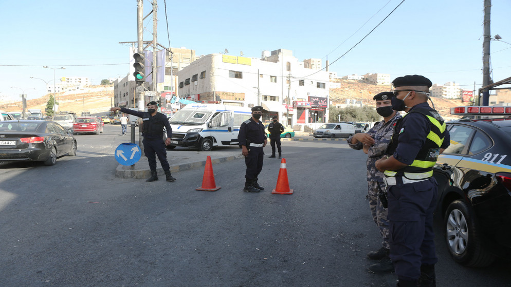 صورة أرشيفية لعزل وحظر تجول شامل لمنطقتي الصالحين وأم نوارة في عمّان. (صلاح ملكاوي/المملكة)