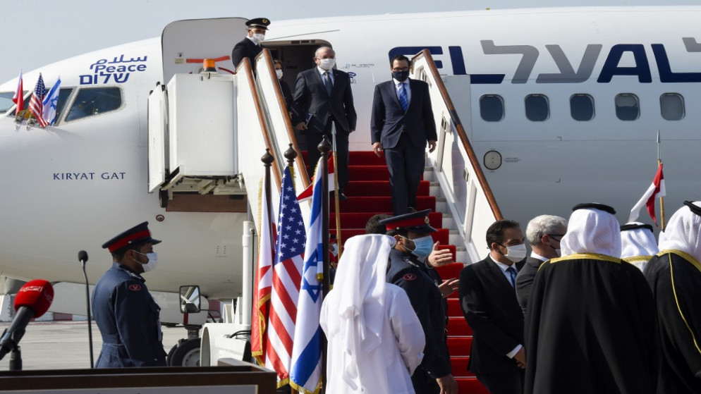 وصول وفد إسرائيلي يرافقه وزير الخزانة الأميركي إلى المنامة. (أ ف ب)