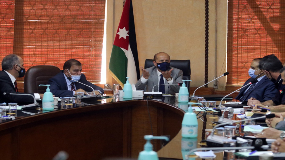وزير الداخلية توفيق الحلالمة خلال اجتماع في محافظة العاصمة. (وزارة الداخلية)