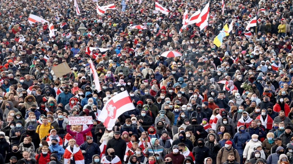 تجمع الآلاف الأشخاص في شوارع بيلاروس ضد الرئيس ألكسندر لوكاشنكو. (أ ف ب)
