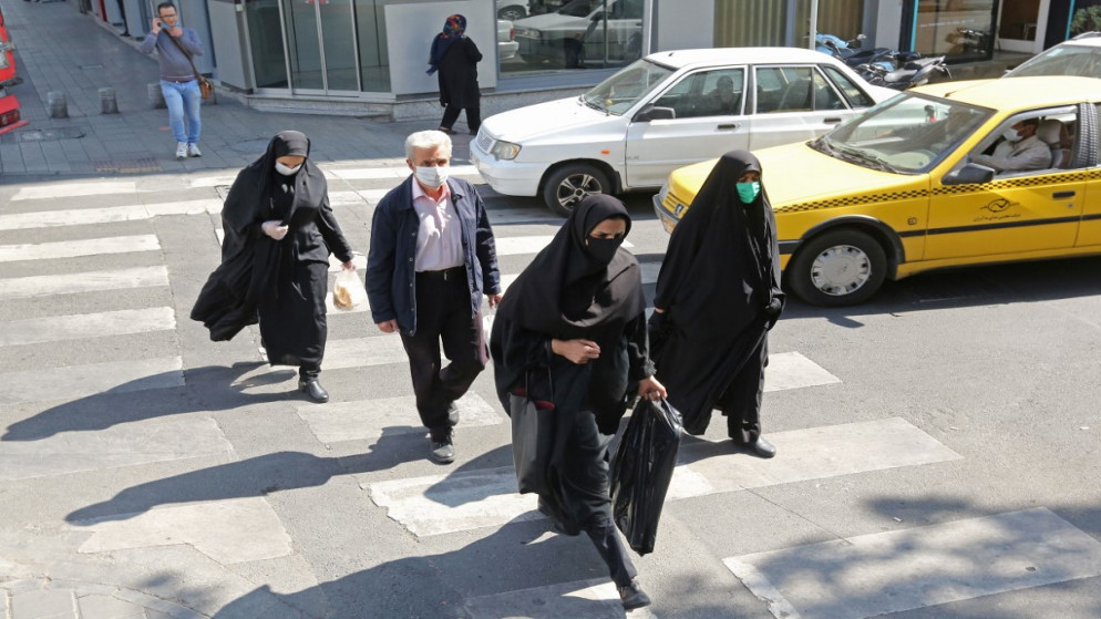 إيرانيون يرتدون أقنعة الوجه كإجراء وقائي من جائحة فيروس كورونا ، في العاصمة الإيرانية طهران ، 14 أكتوبر / تشرين الأول 2020. (أتا كيناري / أ ف ب)