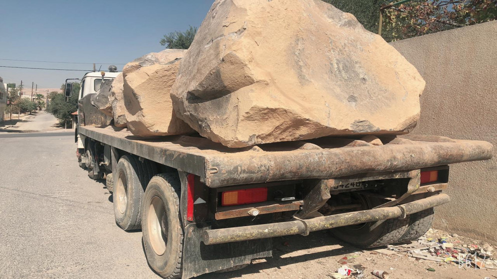 شاحنة تحمل بازلتا مستخرجا من أراضي الخزينة بطريقة مخالفة. (وزارة المياه)