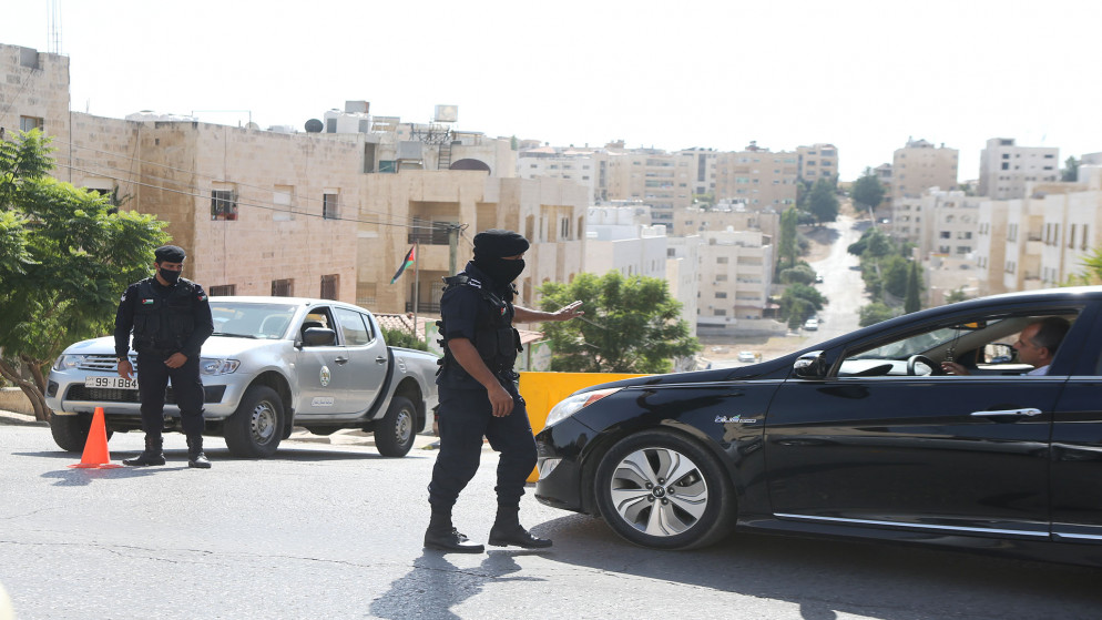 نقطة غلق في حي الصالحين في مدينة عمان، 7 تشرين الأول/أكتوبر 2020. (صلاح ملكاوي/ المملكة)