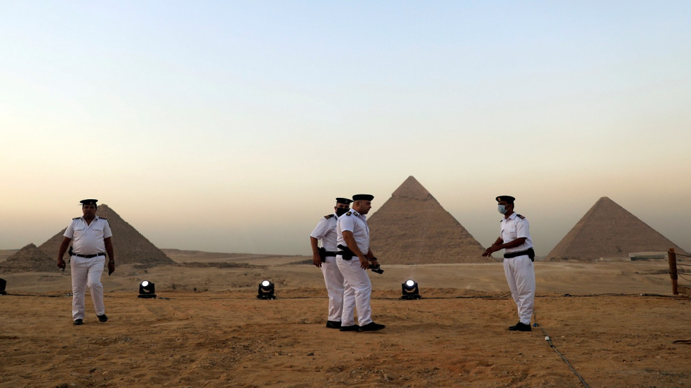 ضباط شرطة مصرية يرتدون كمامات واقية للوجه في ظل القيود المفروضة بسبب جائحة كورونا، مصر، 20 تشرين الأول/ أكتوبر 2020. (رويترز)