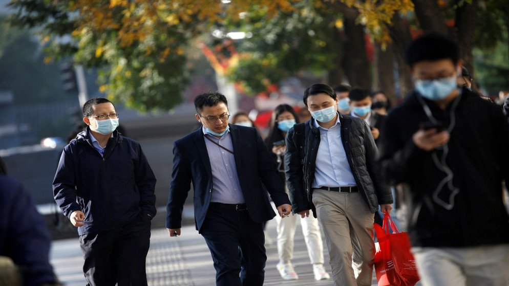 أشخاص يرتدون كمامات في أعقاب تفشي الفيروس، بكين ، الصين ، 19 تشرين الأول/أكتوبر 2020. (رويترز)