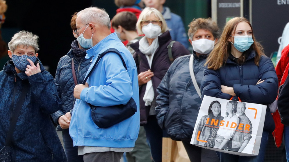 أشخاص يرتدون كمامات خلال تسوقهم، مع استمرار تفشي مرض فيروس كورونا (COVID-19)، في برلين ، ألمانيا، 20 تشرين الأول/ أكتوبر 2020. (رويترز)