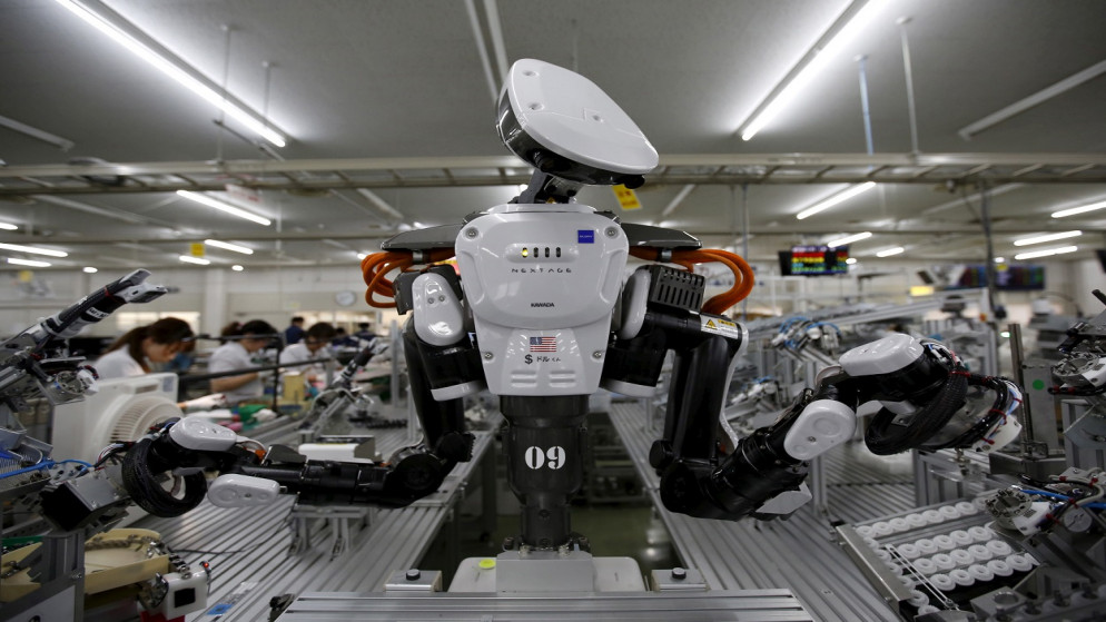 روبوت يعمل جنبًا إلى جنب مع موظفين في خط التجميع في مصنع في كازو شمالي طوكيو في اليابان. 12/10/2020. (رويترز)