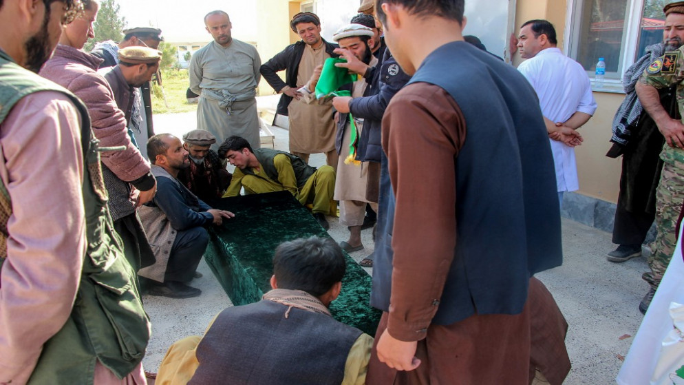 اشخاص يتجمعون بجوار نعش جندي خارج مستشفى بعد مقتله في كمين في أفغانستان. 21 تشرين الأول/أكتوبر 2020. (أ ف ب)