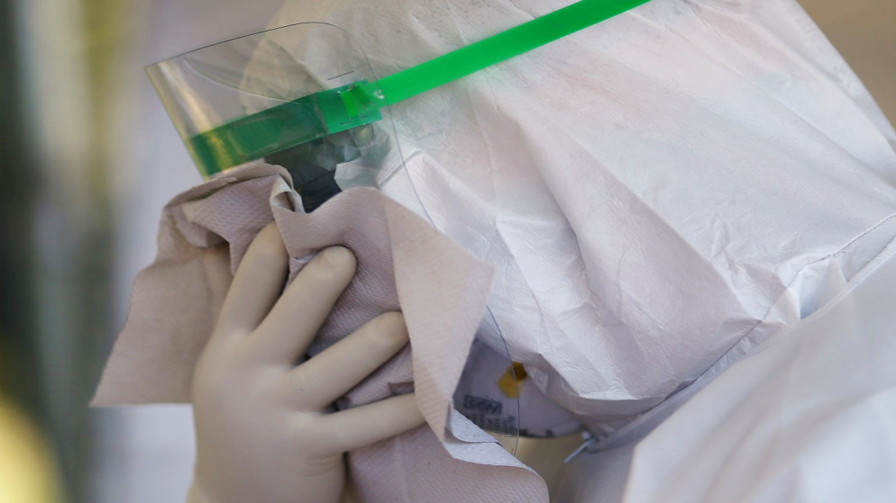 عامل رعاية صحية ينظف قناعه بعد جمع عينة من شخص في موقع اختبار مؤقت لمرض فيروس كورونا في المكسيك.  15 تشرين الأول/ أكتوبر 2020. (رويترز)