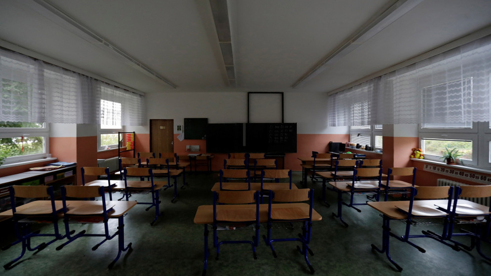 صف فارغ من الطلبة في مدرسة مغلقة بسبب فيروس كورونا. (رويترز)