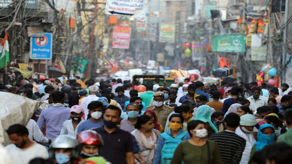 أشخاص في أحد الأسواق، وسط انتشار مرض فيروس كورونا، في الأحياء القديمة من دلهي، 19 تشرين الأول/ أكتوبر 2020. (رويترز)
