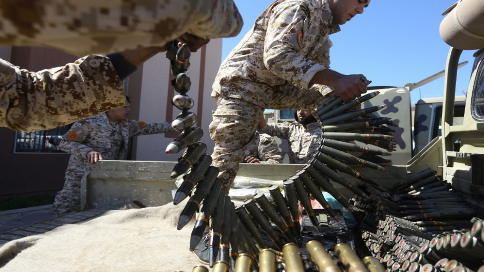 مقاتلون تابعون لحكومة الوفاق الوطني الليبي يعدّون ذخيرتهم قبل التوجه إلى خط المواجهة في معارك ضد قوات المشير خليفة حفتر في طرابلس. (أ ف ب)