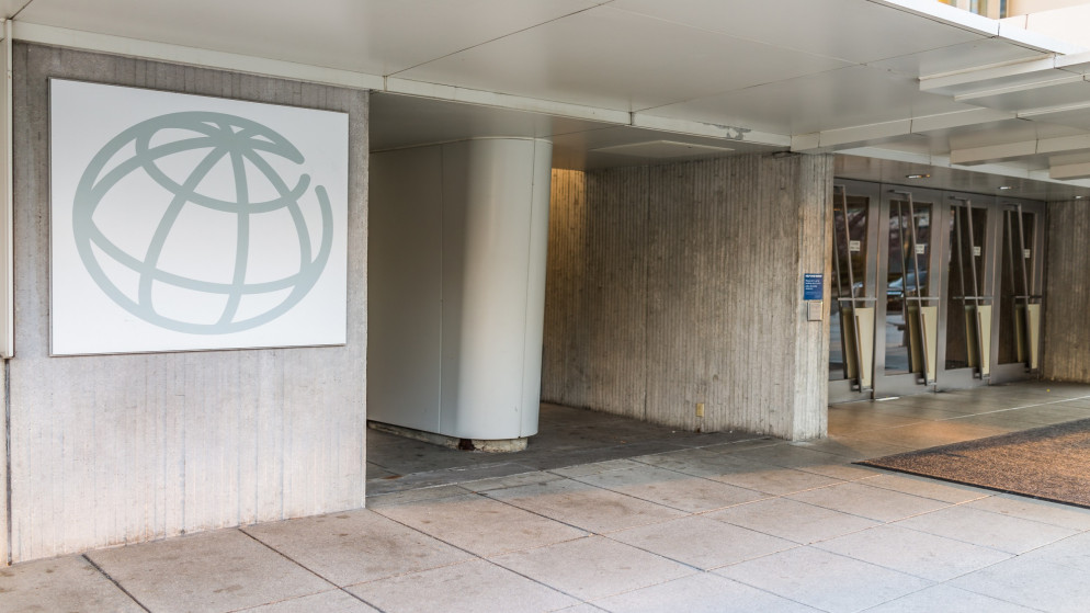 شعار البنك الدولي عند مدخل مقره في الولايات المتحدة. (shutterstock)