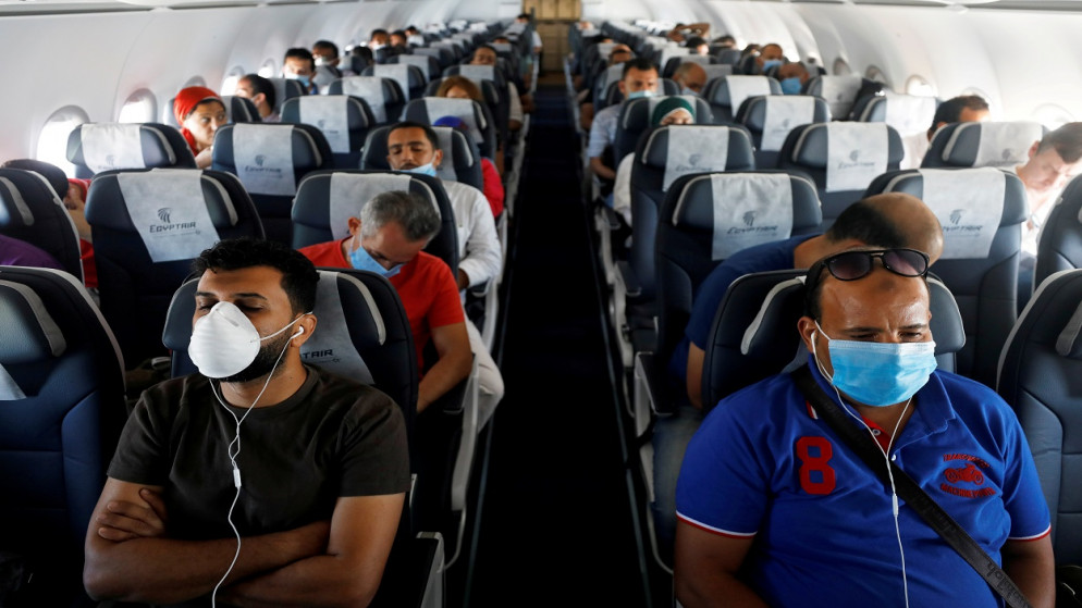 ركاب يرتدون كمامات واقية يجلسون على متن طائرة في مطار شرم الشيخ الدولي، بعد تفشي مرض فيروس كورونا، في شرم الشيخ، مصر، 22/10/2020. (رويترز)