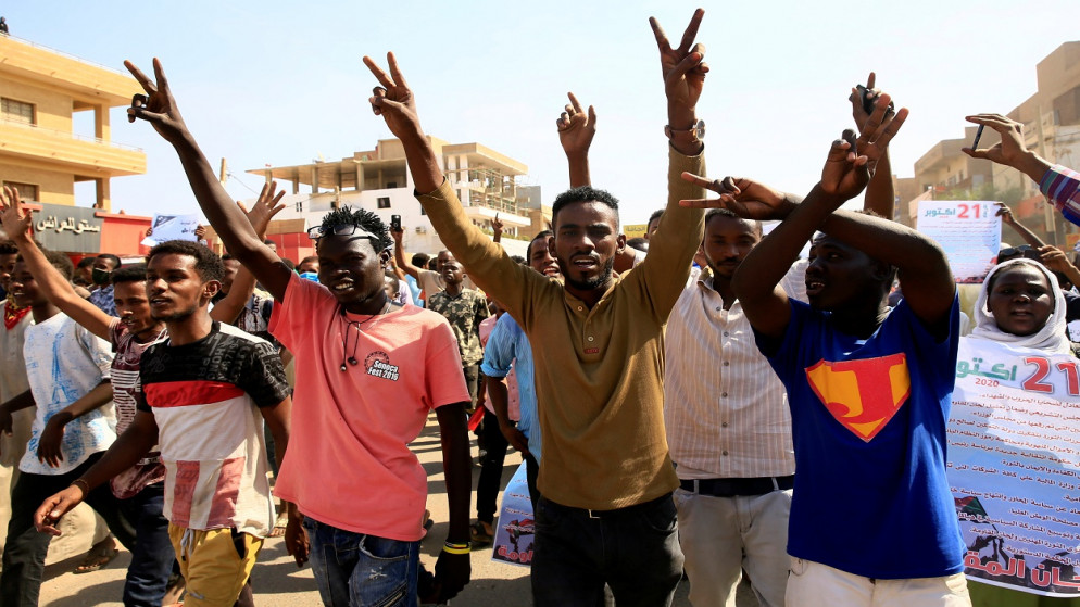 متظاهرون سودانيون يرددون هتافات أثناء تجمعهم قبل مسيرة للضغط على الحكومة لتحسين الظروف والمضي قدما في الإصلاح في الخرطوم ، السودان ، 21 تشرين الأول/ أكتوبر 2020. (رويترز)