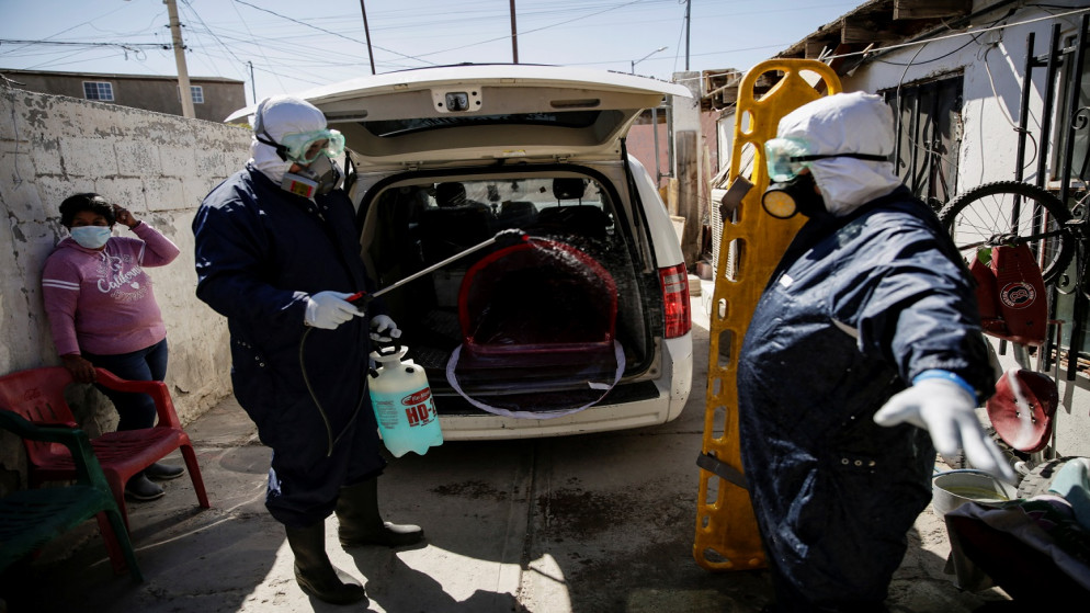 إزالة جثة متوفي بسبب مرض فيروس كورونا، في سيوداد خواريز، المكسيك، 22 تشرين الأول/ أكتوبر 2020. (رويترز)
