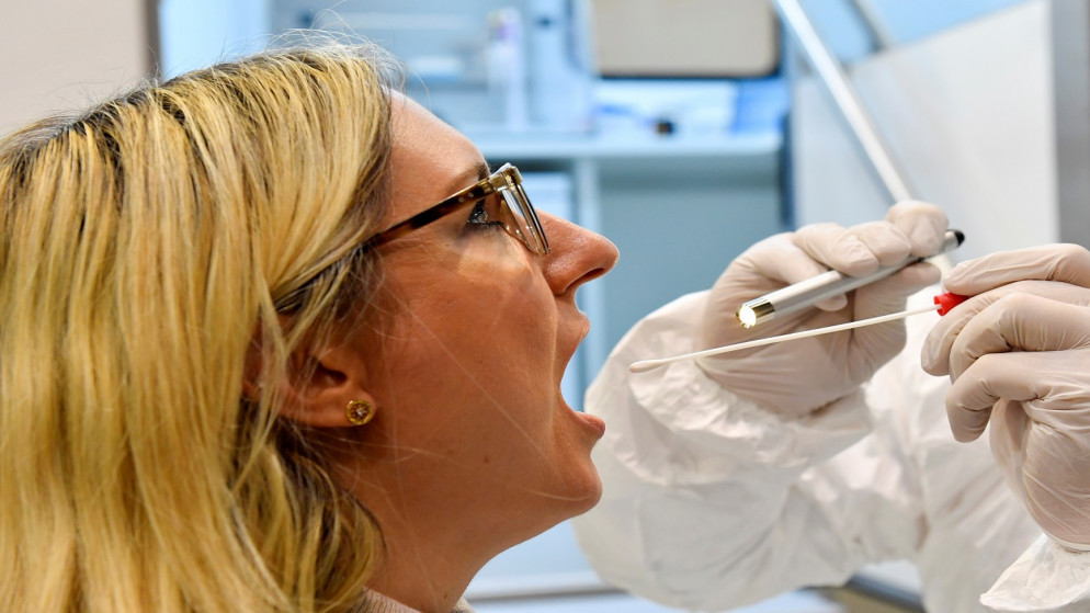 موظف في القطاع الطبي يأخذ عينة لاجراء اختبار COVID-19 في معهد فراونهوفر في دريسدن ، ألمانيا ، 16 تشرين الأول/أكتوبر 2020. (رويترز)