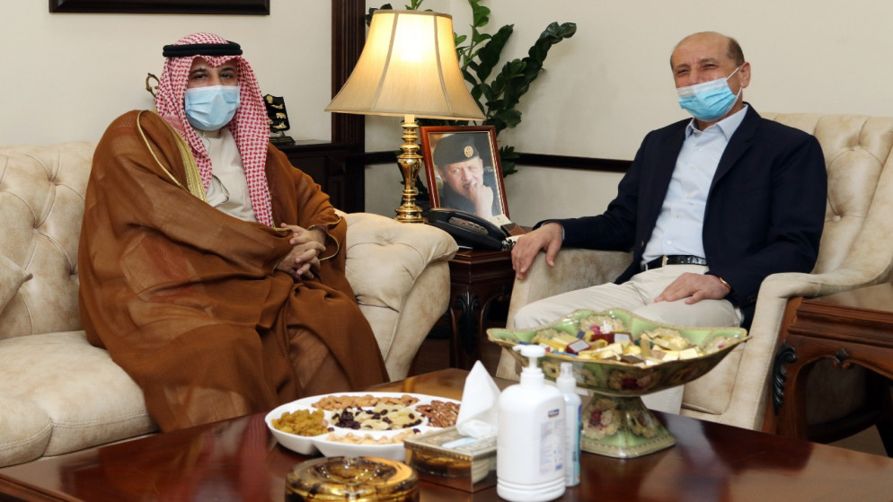 وزير الداخلية توفيق الحلالمة (يمينا) والسفير الكويتي في عمان عزيز الديحاني (يسارا). (المملكة)