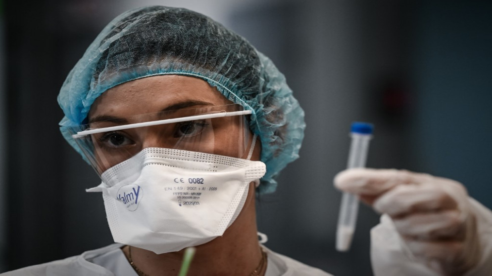 أنبوب اختبار الكشف عن فيروس كورونا المستجد في مستشفى في بوردو في فرنسا، 20 تشرين الأول/أكتوبر 2020. (أ ف ب)