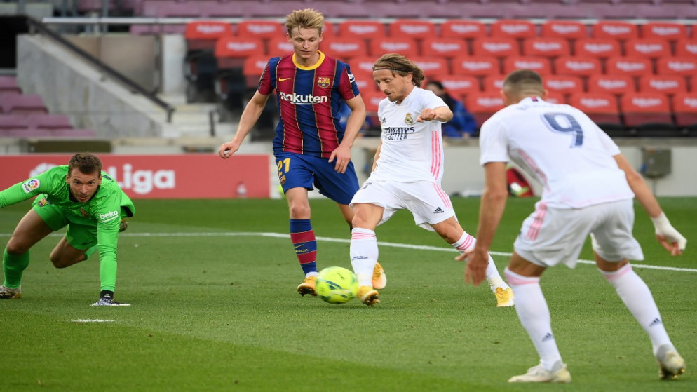 اللاعب لوكا مودريتش قبل وضعه الكرة في مرمى برشلونة بتسجيله الهدف الثالث لريال مدريد. (أ ف ب)