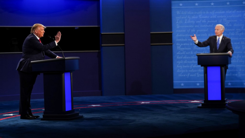 الرئيس الأميركي دونالد ترامب (يسار) والمرشح الديمقراطي للرئاسة جو بايدن (يمين)، يشاركان في المناظرة الرئاسية النهائية في جامعة بلمونت في ناشفيل، تينيسي، 22 تشرين الأول/ أكتوبر 2020. (أ ف ب)