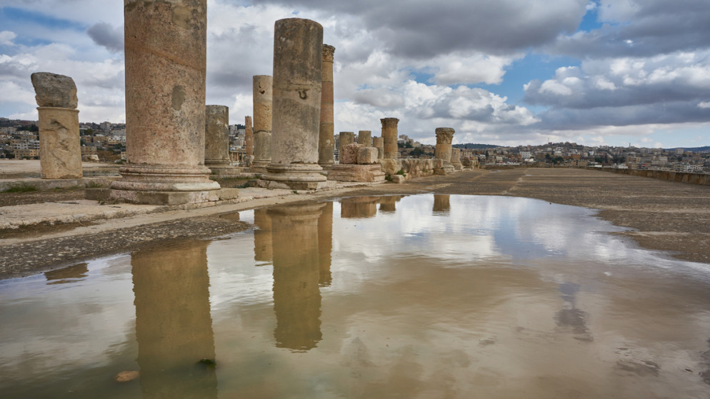 أمطار في محيط الآثار الرومانية في مدينة جرش. (shutterstock)