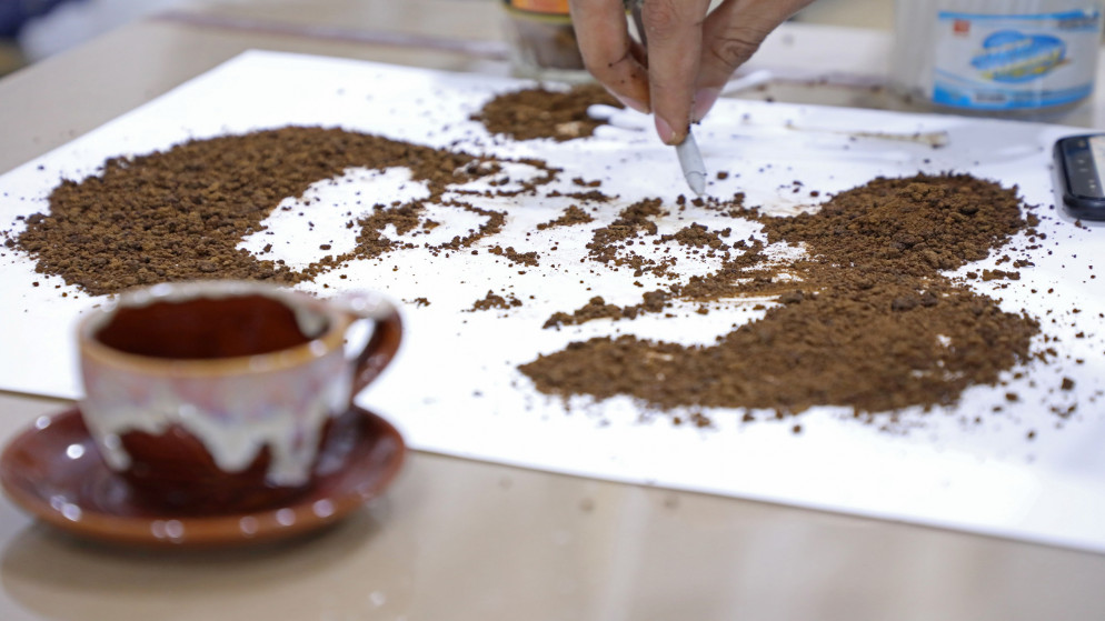 قاسم سليمان، عراقي يستخدم القهوة ليرسم لوحات شخصية في مشغله بالبصرة. 15/10/2020. (رويترز)