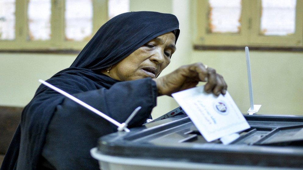 ناخبة تدلي بصوتها في مركز اقتراع على بعد حوالي 55 كيلومترًا جنوب مدينة الأقصر جنوب مصر. 24 تشرين الأول/أكتوبر 2020 (أ ف ب)