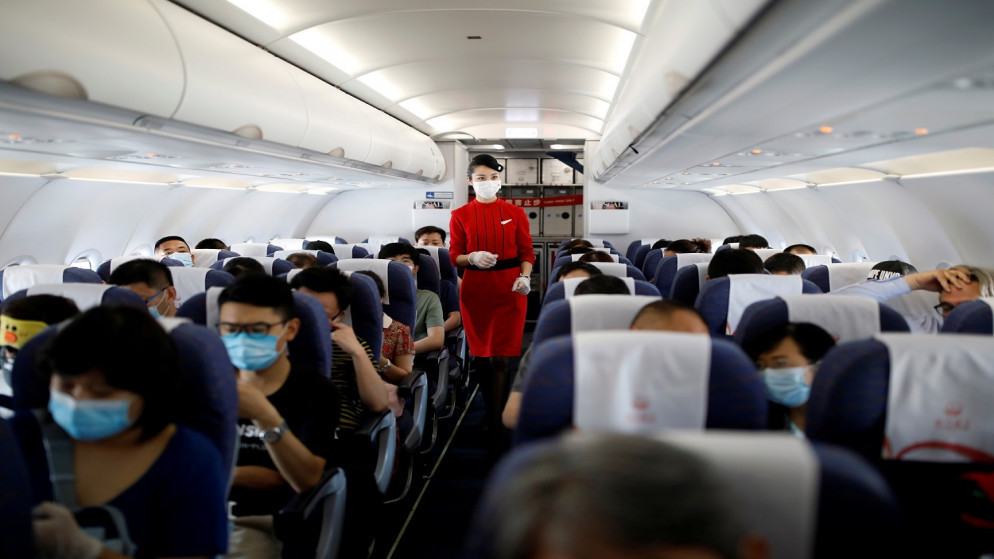 مضيفة طيران ترتدي كمامة وقفازات بعد تفشي فيروس كورونا المستجد في الصين. 15 تشرين الأول/ أكتوبر 2020. (رويترز)