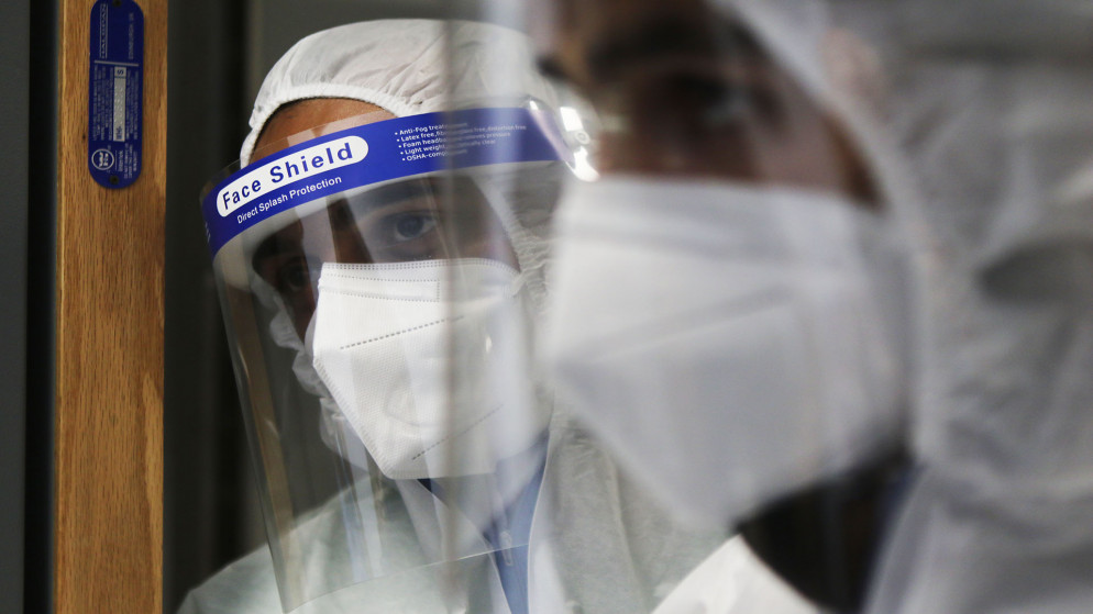 أطباء في مستشفى مخصص لعلاج حالات فيروس كورونا المستجد في عمّان. (صلاح ملكاوي/ المملكة)