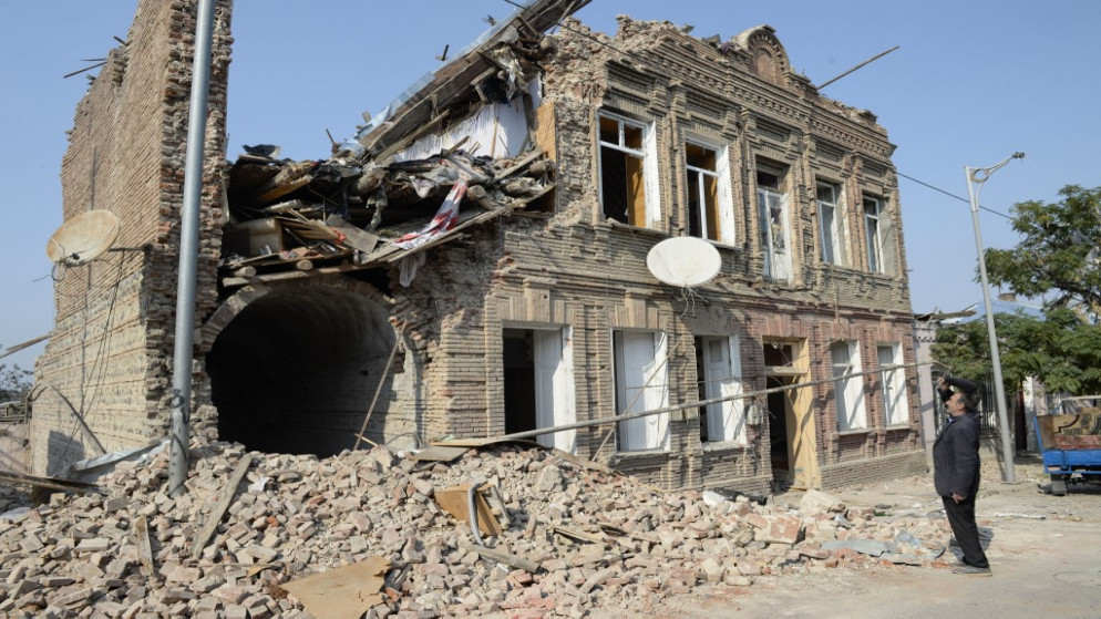 مبنى سكني تضرر من القصف خلال الصراع العسكري المستمر بين أرمينيا وأذربيجان حول منطقة ناغورنو كاراباخ الانفصالية. 27 تشرين الأول/أكتوبر  2020. (أ ف ب)