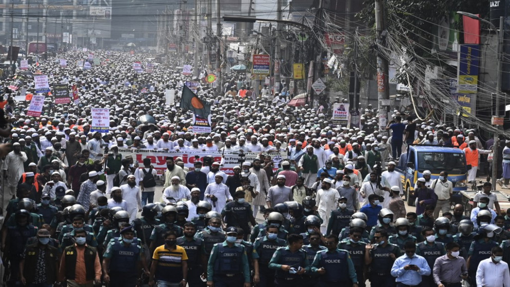 ناشطون وأنصار حزب أندولون بنغلاديش ، وهو حزب سياسي إسلامي، خلال مسيرة احتجاجية للمطالبة بمقاطعة المنتجات الفرنسية، دكا، 27 تشرين الأول/ أكتوبر 2020. (أ ف ب)