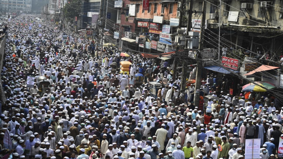 ناشطون وأنصار حزب أندولون بنغلاديش ، وهو حزب سياسي إسلامي، خلال مسيرة احتجاجية للمطالبة بمقاطعة المنتجات الفرنسية، دكا، 27 تشرين الأول/ أكتوبر 2020. (أ ف ب)