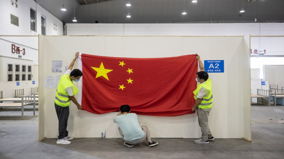العلم الصيني في مستشفى مؤقت في وهان تم بناؤه لعلاج المرضى المصابين بفيروس كوفيد-19. 29/07/2020. (أ ف ب)