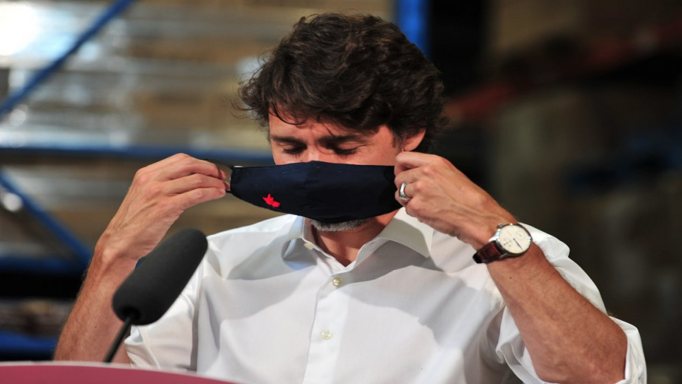 رئيس الوزراء الكندي جاستن ترودو يرتدي كمامة للوقاية من فيروس كورونا قبل أن يتحدث للصحافة كيبيك. 03/07/2020. (أ ف ب)