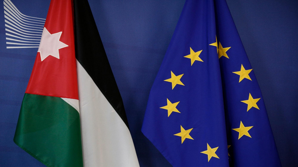 علما الأردن والاتحاد الأوروبي في مبنى مفوضية الاتحاد الأوروبي في بروكسل. (shutterstock)