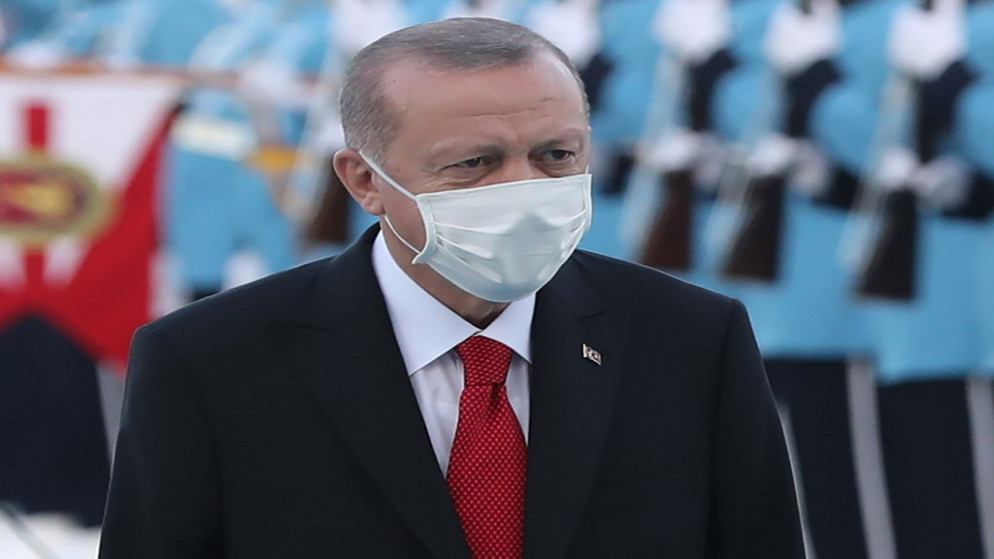 الرئيس التركي رجب طيب أردوغان يرتدي كمامات للوقاية من كوفيد-19 خلال استقباله الزعيم القبرصي التركي خلال حفل رسمي في أنقرة. 26/10/2020. (أ ف ب)