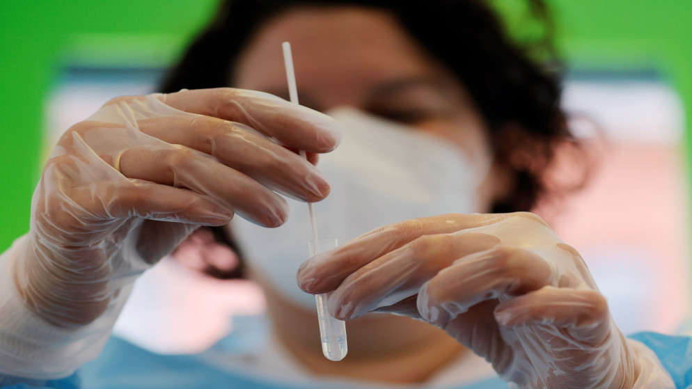 إجراء اختبار سريع لفحص الكشف عن فيروس كورونا في روبيه في فرنسا، 28 أكتوبر/تشرين الأول 2020. (رويترز)