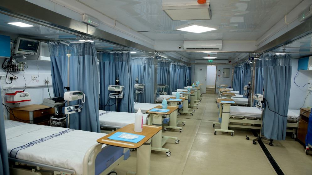 أسرّة داخل المستشفى الميداني الذي يعزز الطاقة الاستيعابية لمستشفى الملكة علياء العسكري. (القوات المسلحة)