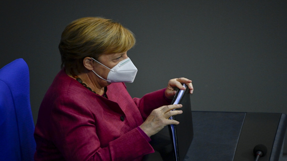 المستشارة الألمانية أنجيلا ميركل تحمل ملفًا أثناء جلوسها قبل إلقاء خطاب في البوندستاغ. برلين. 29 أكتوبر 2020. (أ ف ب)