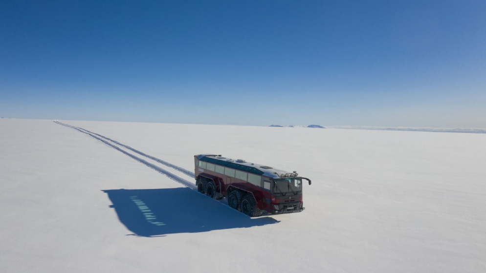 حافلة تسير بسرعة تصل إلى 60 كيلومتراً في الساعة على ثاني أكبر نهر جليدي في أيسلندا، 1 تشرين الأول/أكتوبر 2020. (أ ف ب)