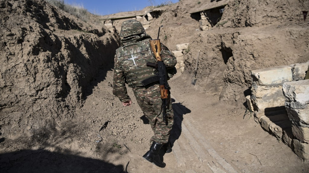 جندي أرميني يسير قرب خط المواجهة مع أذربيجان. (أ ف ب)