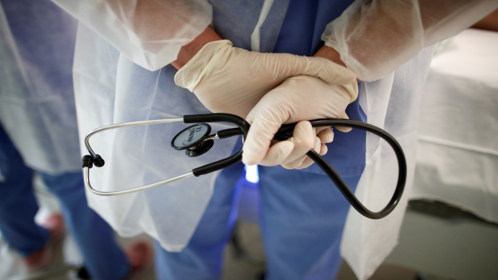 طبيب يحمل سماعة طبية في وحدة العناية الحثيثة حيث يعالج مرضى يعانون من فيروس كورونا في مستشفى قرب العاصمة الفرنسية باريس،  30 تشرين الأول/أكتوبر 2020. (رويترز)