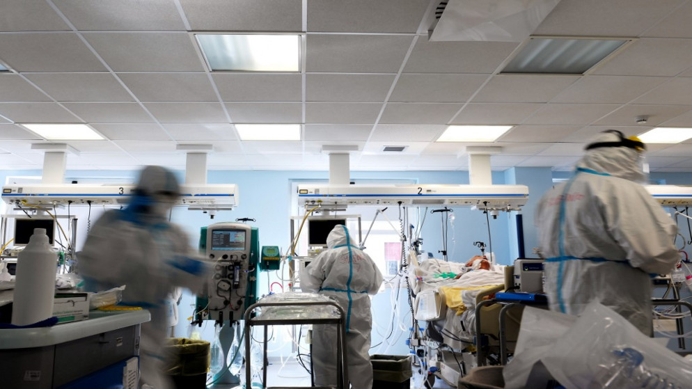 مجموعة من العاملين في القطاع الصحي يقدمون العناية لمرضى مصابين بفيروس كورونا في روما. (أ ف ب)